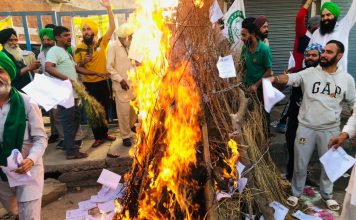 किसान विरोधी कानूनों की प्रतियां जलाई गईं