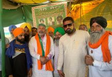 किसानों ने धरना स्थलों पर मनाई होली