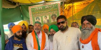 किसानों ने धरना स्थलों पर मनाई होली