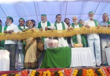 कर्नाटक में पहली महापंचायत में उमड़े किसान