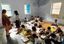 किसलिए सरकारी स्कूलों की बलि चढ़ाई जा रही है?