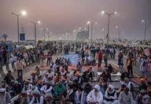 सड़क पर मोर्चा