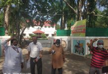 इंदौर में किसान विरोधी कानूनों की प्रतियां जलाईं