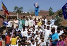 खोरी गांव के विस्थापन का विरोध