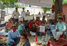 शिक्षक भर्ती मांग के समर्थन में लखनऊ में धरना