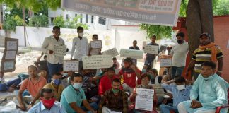 शिक्षक भर्ती मांग के समर्थन में लखनऊ में धरना