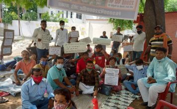 शिक्षक भर्ती मांग के समर्थन में लखनऊ में धरना