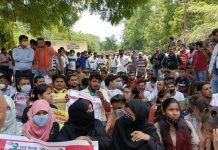 शिक्षक भर्ती की मांग को लेकर लखनऊ में धरना
