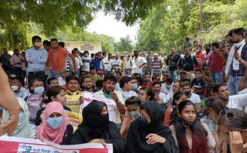 शिक्षक भर्ती की मांग को लेकर लखनऊ में धरना