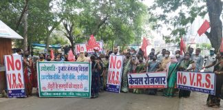 सेंचुरी मिल के श्रमिकों के साथ मुंबई में मेधा पाटकर की गिरफ्तारी फिर अनशन