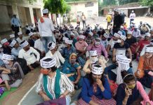 रिक्त पदों पर भर्ती के लिए लखनऊ में धरना जारी
