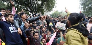 देश बड़ी बेताबी से विकल्प की तलाश में है – योगेन्द्र यादव