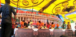 बड़वानी में भारी बारिश के बावजूद हुई जन संसद, उमड़ा जन सैलाब