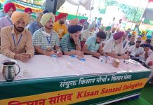 किसान संसद में सरकार के खिलाफ अविश्वास प्रस्ताव