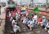 देशभर में किसानों ने रोकी रेल, सैकड़ों हुए गिरफ्तार