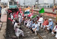 देशभर में किसानों ने रोकी रेल, सैकड़ों हुए गिरफ्तार