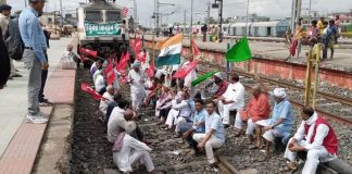 देशभर में किसानों ने रोकी रेल, सैकड़ों हुए गिरफ्तार
