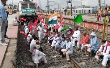 देशभर में किसानों ने रोकी रेल, सैकड़ों हुए गिरफ्तार