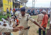 सरकारी निकम्मेपन के कारण खाद की कमी से परेशान किसान