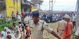 सरकारी निकम्मेपन के कारण खाद की कमी से परेशान किसान