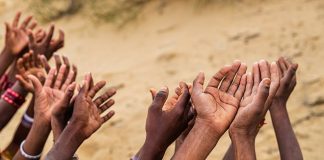 क्या कभी भूख से लड़ने के भी सौ करोड़ टीके लगाने पड़ेंगे?