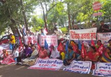 इंदौर में सेंचुरी श्रमिकों व मराल श्रमिकों का श्रमायुक्त कार्यालय पर धरना