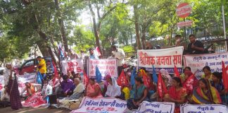 इंदौर में सेंचुरी श्रमिकों व मराल श्रमिकों का श्रमायुक्त कार्यालय पर धरना