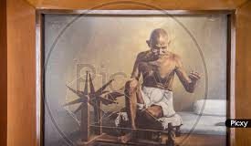 आखिर गांधी को निशाना क्यों बनाया जा रहा है !