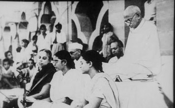 गांधी हत्या की कोशिश कई बार की गयी जो 30 जनवरी 1948 को सफल हो पायी