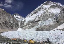 तेजी से पिघल रहे हैं माउंट एवरेस्ट के सबसे ऊंचे ग्लेशियर