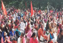 दिल्ली में मुख्यमंत्री आवास के बाहर आंगनबाड़ीकर्मियों का धरना