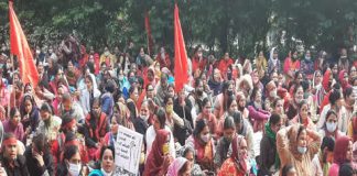 दिल्ली में मुख्यमंत्री आवास के बाहर आंगनबाड़ीकर्मियों का धरना