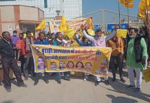 बुराड़ी अस्पताल में ओपीडी और इमरजेंसी सेवा की मांग को लेकर प्रदर्शन