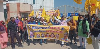 बुराड़ी अस्पताल में ओपीडी और इमरजेंसी सेवा की मांग को लेकर प्रदर्शन