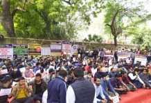 जंतर मंतर पर बेरोज़गार इंजीनियरों का हल्ला बोल