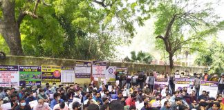 जंतर मंतर पर बेरोज़गार इंजीनियरों का हल्ला बोल