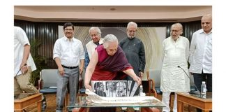 एक उत्सवधर्मी कवि का प्रतिरोध