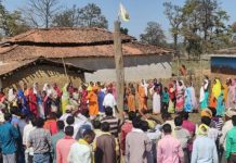 अडानी से जंगल और ज़मीन बचाने के लिए आदिवासियों ने शुरू किया अनिश्चितकालीन धरना प्रदर्शन