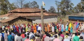 अडानी से जंगल और ज़मीन बचाने के लिए आदिवासियों ने शुरू किया अनिश्चितकालीन धरना प्रदर्शन