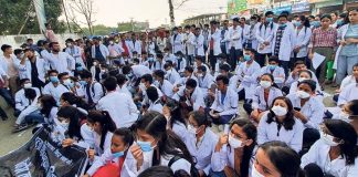 फीस न दे पाने के कारण परीक्षा से वंचित हो गये मेडिकल छात्र