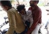 उप्र : एंबुलेंस नहीं मिला तो बाइक पर पिता का शव लेकर घर पहुँचा बेटा