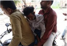 उप्र : एंबुलेंस नहीं मिला तो बाइक पर पिता का शव लेकर घर पहुँचा बेटा