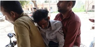 उप्र : एंबुलेंस नहीं मिला तो बाइक पर पिता का शव लेकर घर पहुँचा बेटा