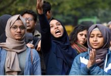 कर्नाटक हाईकोर्ट के फैसले के बाद छात्राओं ने किया कॉलेज परीक्षा का बहिष्कार