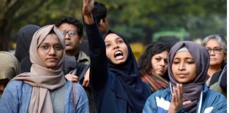 कर्नाटक हाईकोर्ट के फैसले के बाद छात्राओं ने किया कॉलेज परीक्षा का बहिष्कार