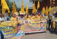 स्वराज इंडिया के रेहड़ीपटरी मोर्चा ने किया लालकिला चौक पर प्रदर्शन