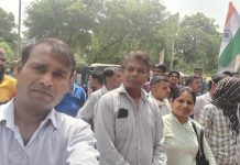 नाैकरी से हटाये गये सफाईकर्मियाें ने स्वामी दयानंद अस्पताल के बाहर किया प्रदर्शन