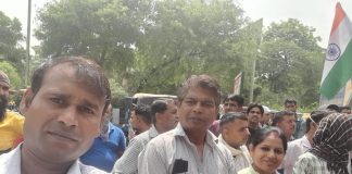 नाैकरी से हटाये गये सफाईकर्मियाें ने स्वामी दयानंद अस्पताल के बाहर किया प्रदर्शन