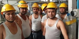 मजदूरों का फैक्ट्री में शर्ट उतारना पड़ा महँगा; मैनेजमेंट ने अनुशासनहीनता का नोटिस थमाया