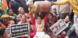 ईंधन की कीमत : गरीबों पर कर, अमीरों को सबसिडी